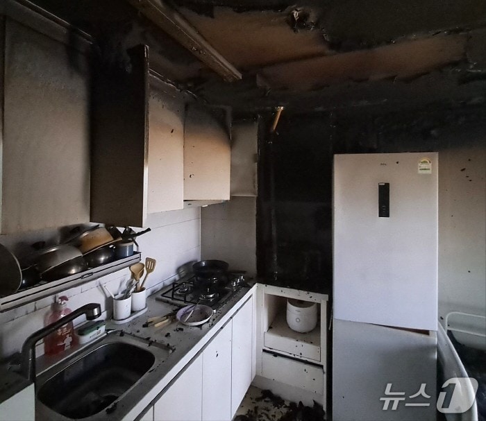 14일 오후 3시19분 전북 전주시 완산구 평화동의 한 아파트에서 방화로 인한 화재가 발생했다.(전북소방본부 제공, 재판매 및 DB 금지)/뉴스1