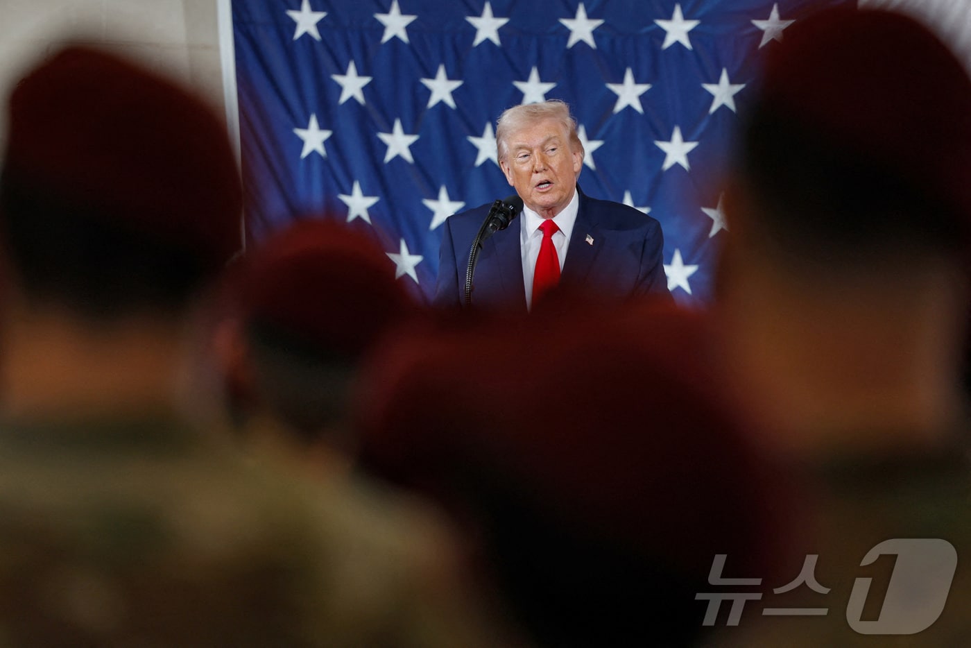 트럼프, 군인들에 "공화당 뽑아라"...軍 기지서 '선거 유세' - 뉴스 썸네일 이미지