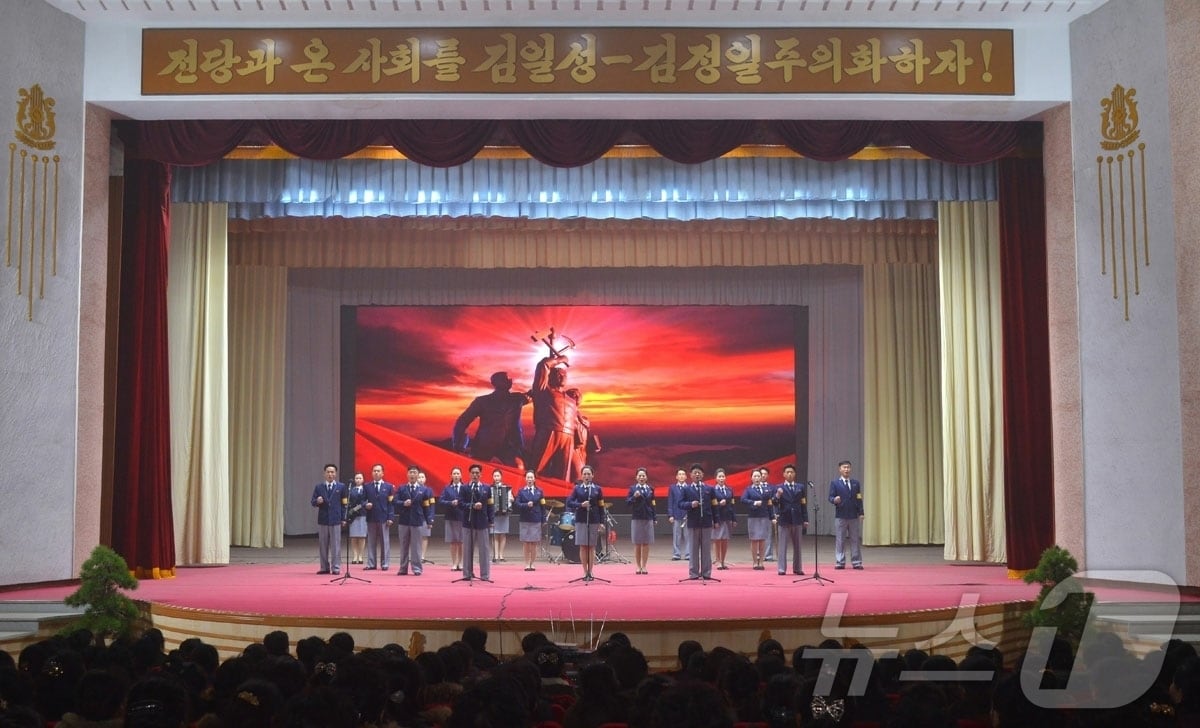 (평양 노동신문=뉴스1) = 북한 노동당 기관지 노동신문은 15일 “위대한 영도자 김정일동지 탄생 84돐(주년)에 즈음하여 개막된 제3차 2.16 경축 인민예술축전이 14일 각지의 극장, 회관들에서 성황리에 진행되였다“고 보도했다. [국내에서만 사용가능. 재배포 금지. DB 금지. For Use Only in the Republic of Korea. Redistribution Prohibited] rodongphoto@news1.kr