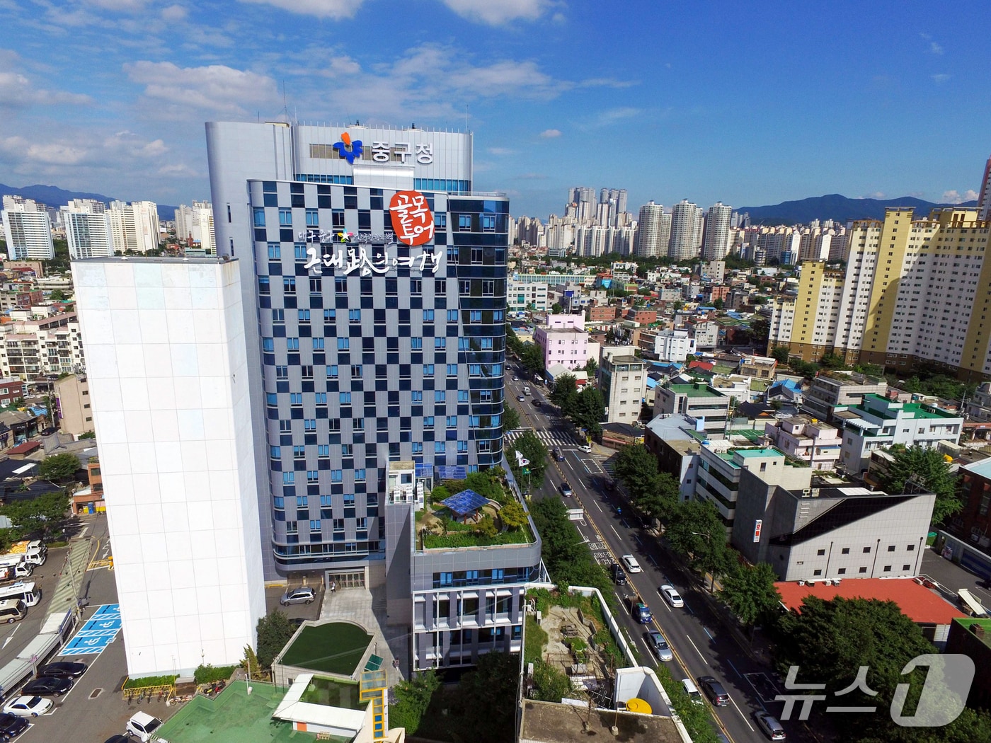 대구 중구는 설 명절을 맞아 15일부터 18일까지 근대골목 일원을 찾는 관광객을 대상으로 전통과 문화를 함께 즐길 수 있는 설맞이 이벤트를 운영한다. 사진은 대구 중구청 전경. (대구 중구 제공. 재판매 및 DB 금지)/뉴스1