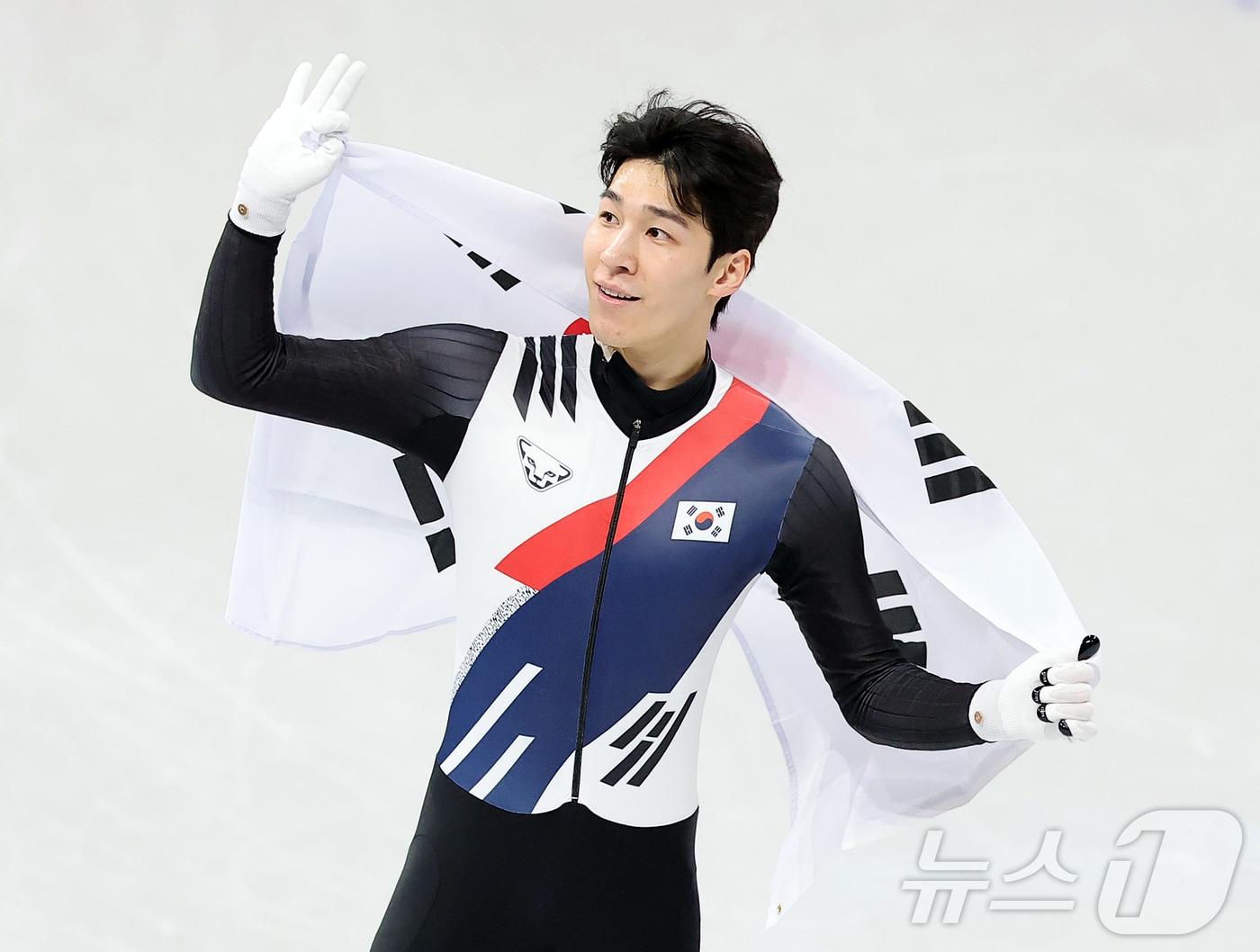 쇼트트랙 황대헌이 14일(현지시간) 이탈리아 밀라노 아이스스케이팅 아레나에서 열린 2026 밀라노·코르티나담페초 동계올림픽 쇼트트랙 남자 1500m 결승에서 은메달을 확보한 후 태극기를 두르며 기뻐하고 있다. 2026.2.15 ⓒ 뉴스1 김진환 기자