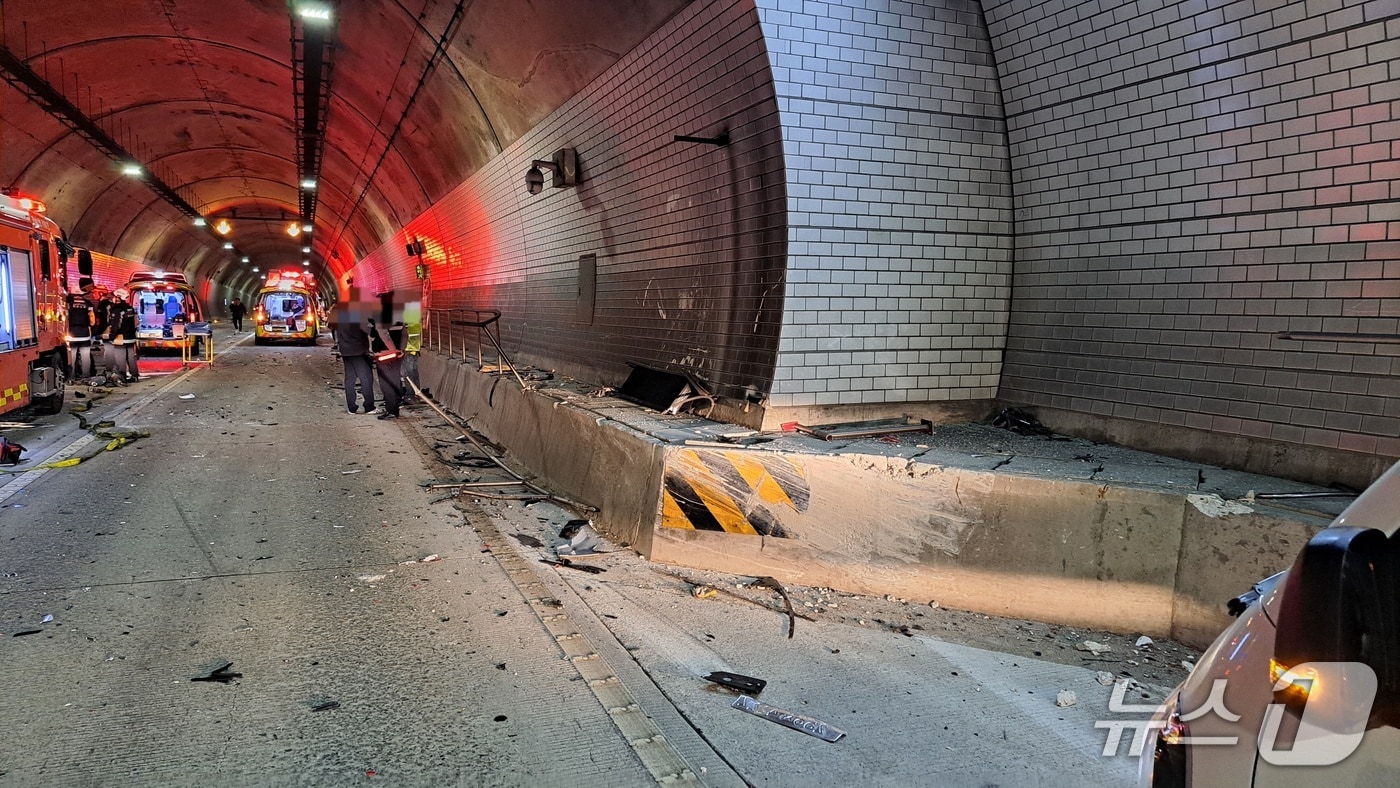 15일 오전 0시 45분 쯤 거제시 양정동 양정터널에서 음주차량이 선행하던 승용차와 부딪혀 선행 운전자가 사망하는 사고가 발생했다. (독자 제공. 재판매 및 DB금지)