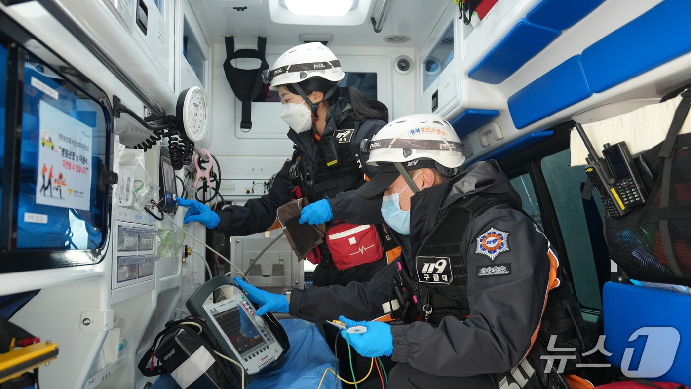 경북소방안전본부는 오는 18일까지 설 연휴를 맞아 119구급상황관리 체계를 강화한다고 15일 밝혔다. 사진은 구급 상황에 대처하는 경북 소방관. (경북소방본부 제공. 재판매 및 DB 금지)/뉴스1