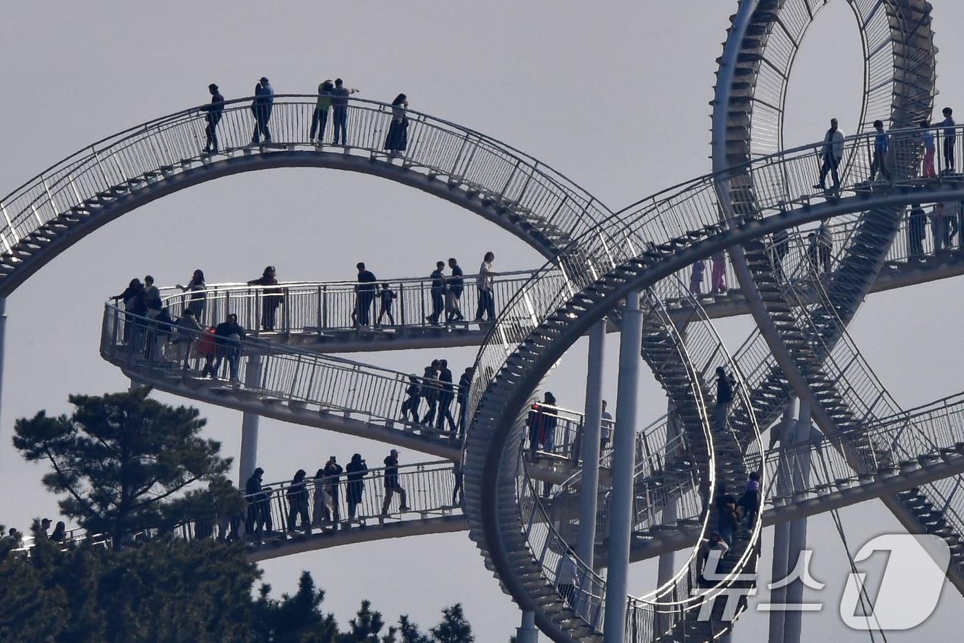 설 연휴 이틀째인 15일 경북 포항시 북구 스페이스워크에서 귀성객과 관광객들이 휴일을 즐기고 있다. 2026.2.15 ⓒ 뉴스1 최창호 기자