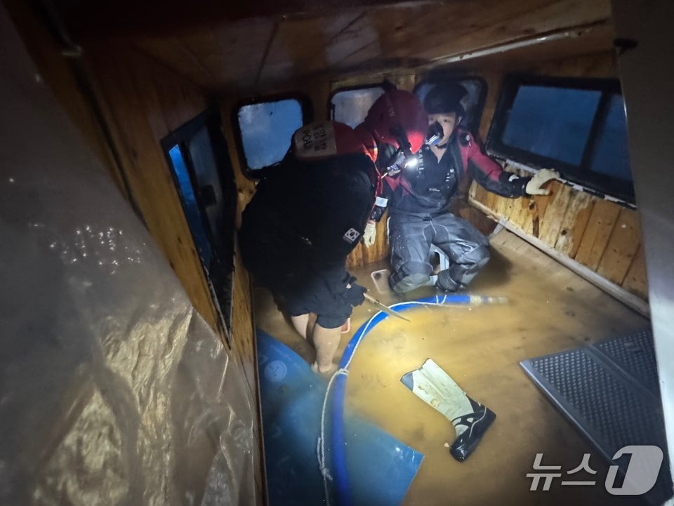 거제선적 낚시어선 A호가 암초에 부딪혀 기관실 일부가 물에 잠겨 통영해경이 구조에 나섰다. (해경 제공. 재판매 및 DB금지)