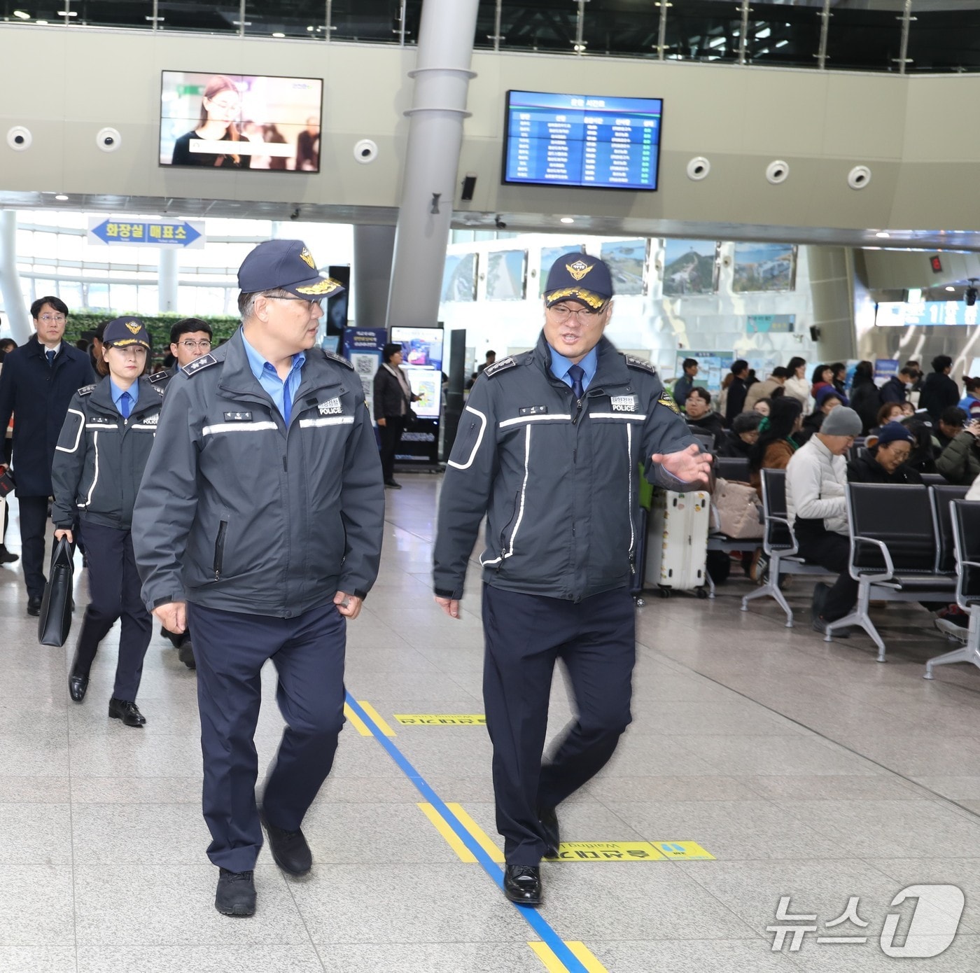 백학선 서해해경청장이 설 연휴를 맞아 일선 현장의 안전을 점검하고 있다.(서해해경청 제공) 2026.2.15