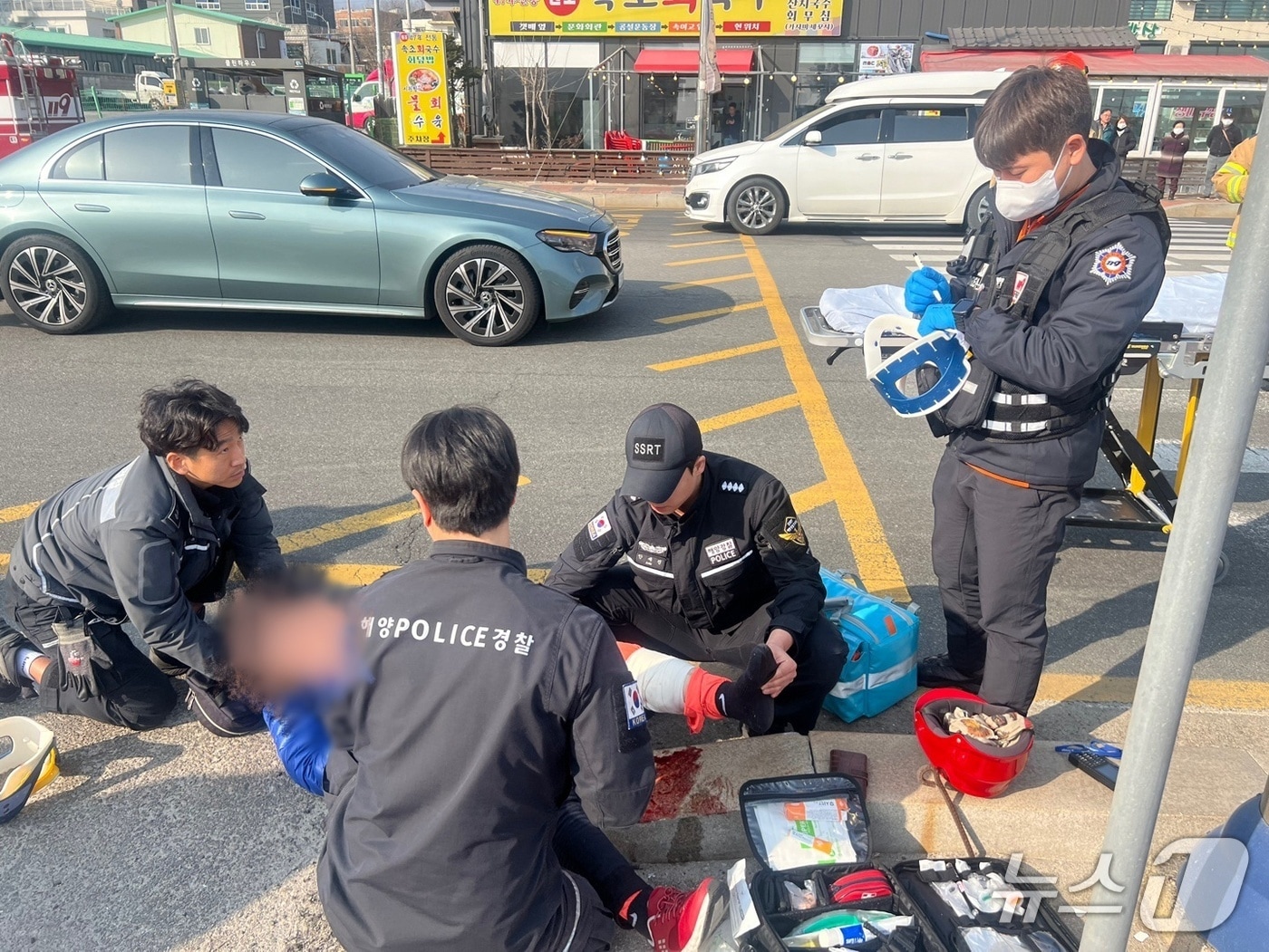 설 명절 연휴이자 일요일인 15일 오전 강원 속초시 해경 전용부두 인근 도로에서 발생한 교통사고 초동 조치하는 속초해경 경찰관.(속초해경 제공, 재판매 및 DB 금지) 2026.2.15/뉴스1