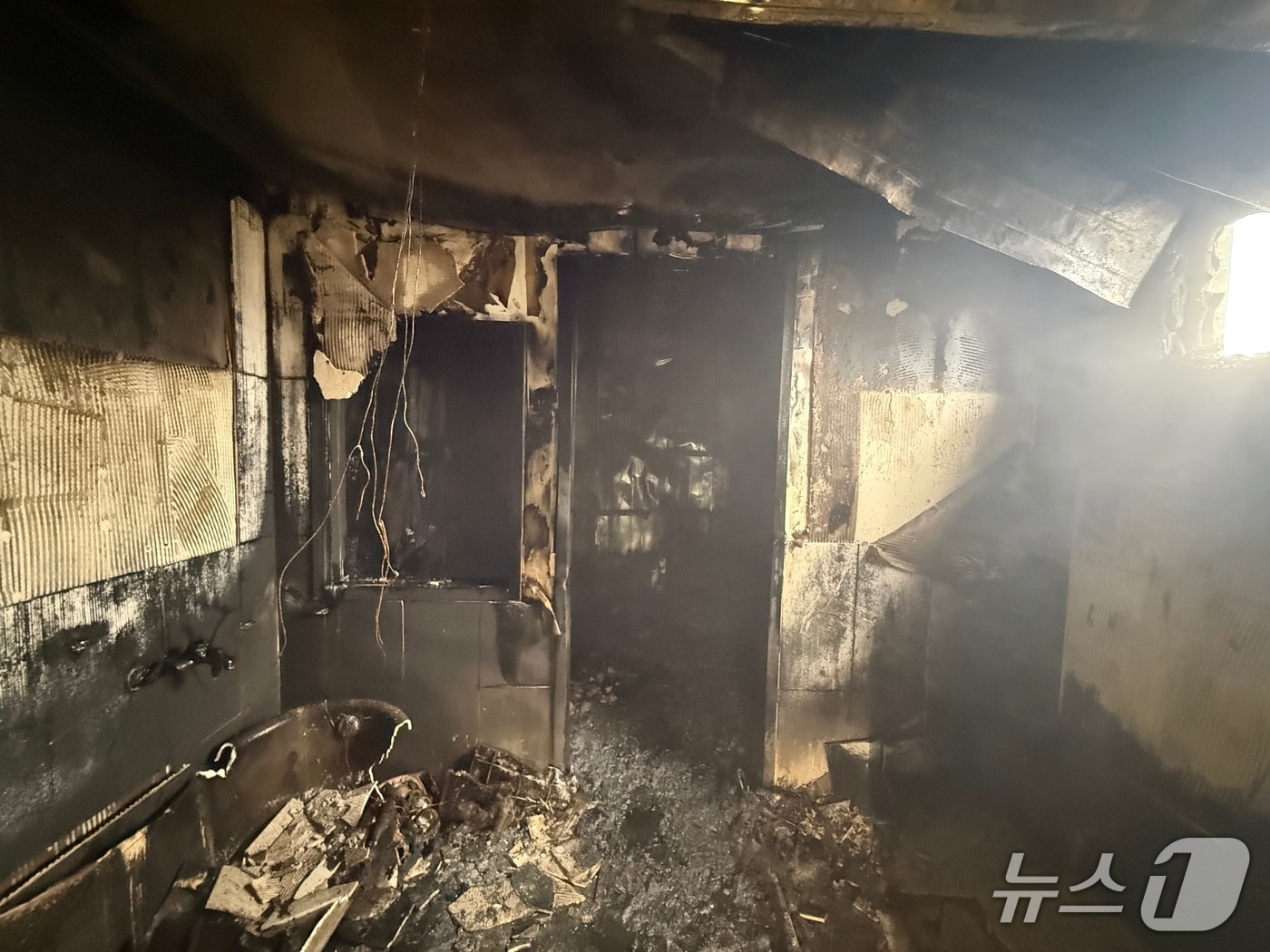 15일 전북 전주시 호성동의 한 교회 옥탑층에서 불이 났다.(전북도소방본부 제공. 재판매 및 DB금지)/뉴스1 