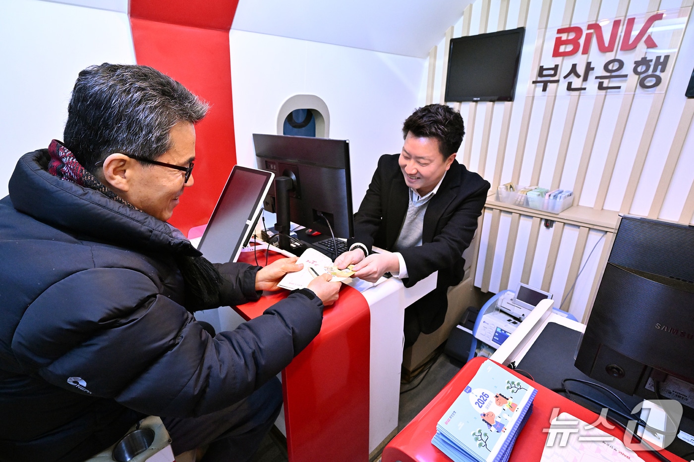 BNK부산은행의 이동점포를 찾은 한 고객이 5만 원 신권을 받아가고 있는 모습 (부산은행 제공. 재판매 및 DB금지)