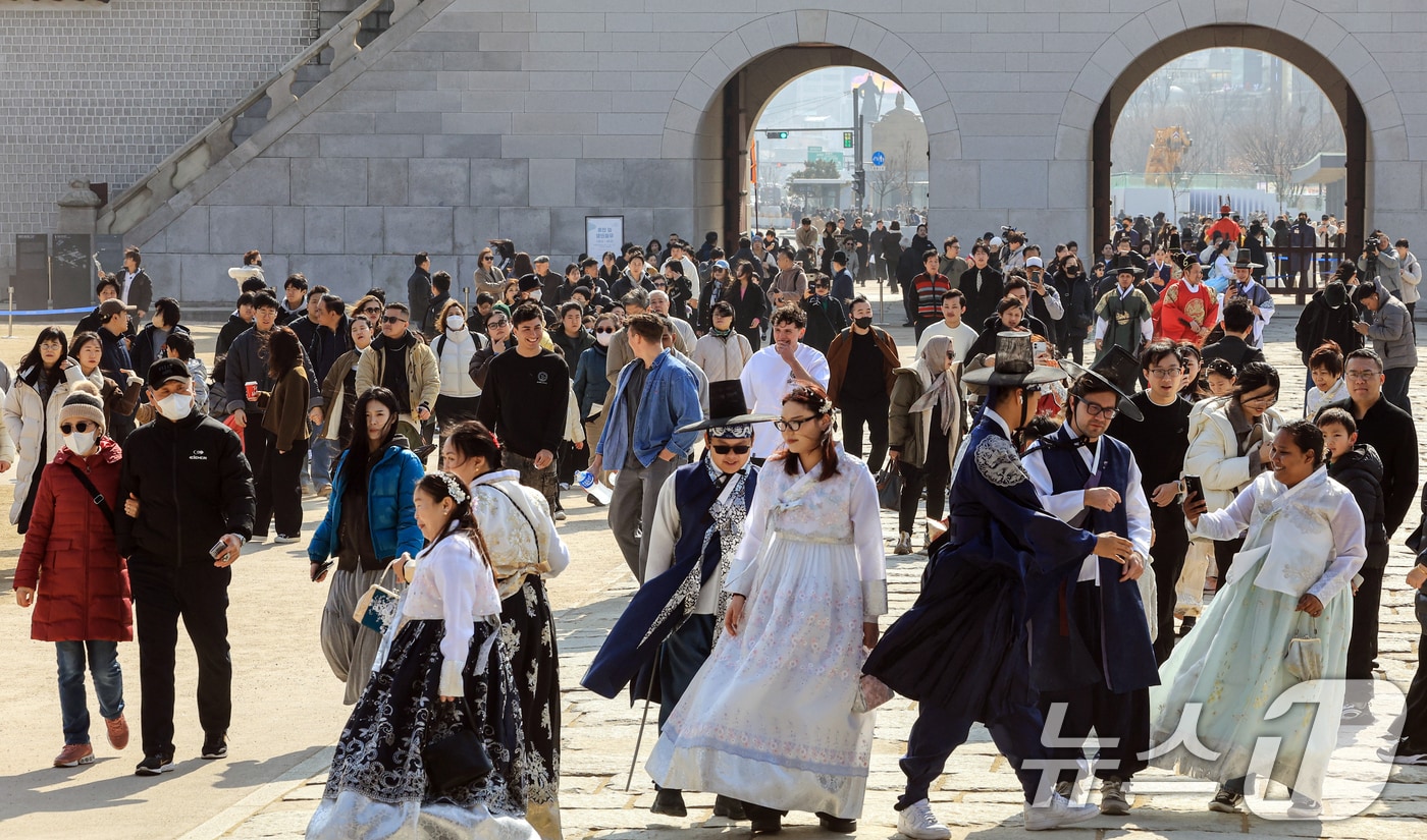 설 연휴 관광객들로 북적이고 있다. 2026.2.15 ⓒ 뉴스1 이호윤 기자