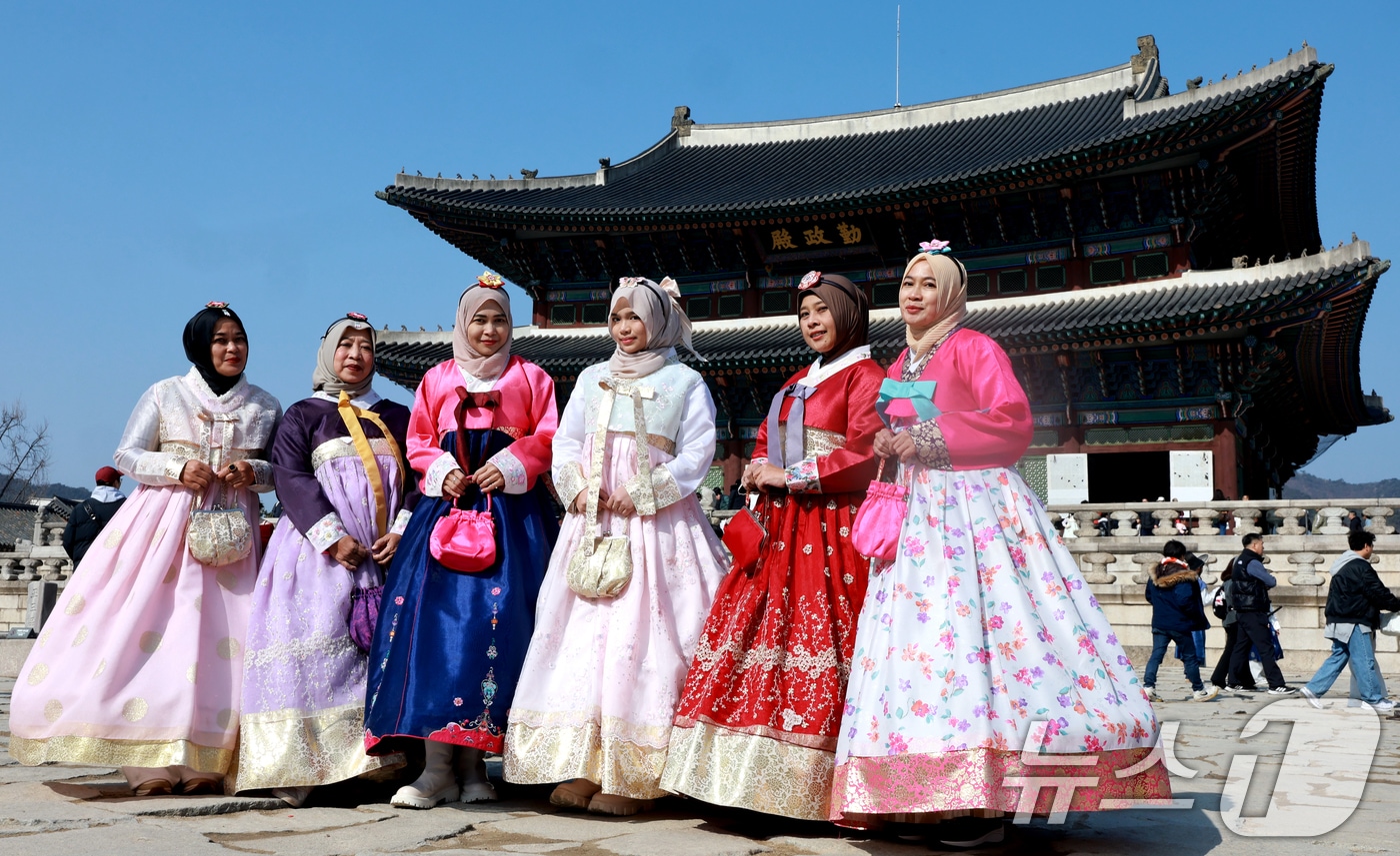 설 연휴 둘째 날인 15일 종로구 경복궁을 찾은 외국인 관광객들이 기념촬영을 하고 있다. 이번 설 연휴 5일간(14일~18일) 4대궁(경복궁, 창덕궁, 덕수궁, 창경궁), 종묘, 조선왕릉을 휴무일 없이 무료개방된다. 2026.2.15 ⓒ 뉴스1 이호윤 기자