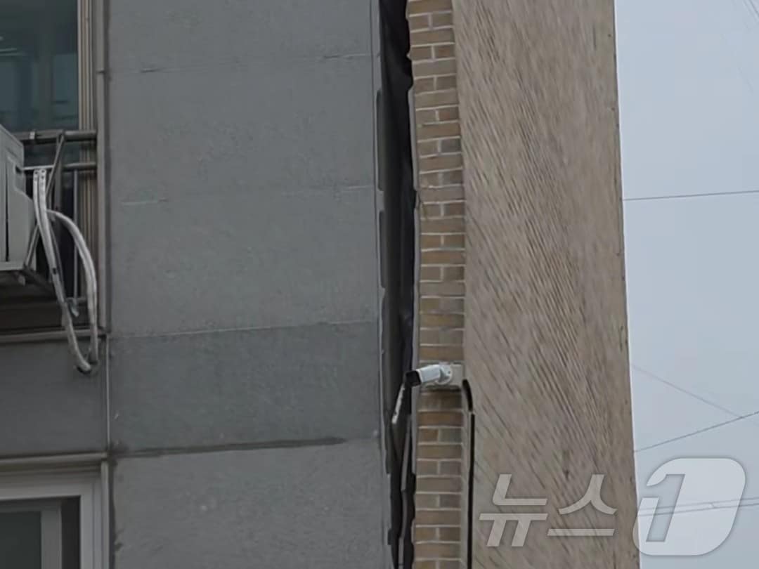 15일 전남 영광읍의 한 공동주택의 외벽이 갈라져 있다.(전남소방 제공. 재배포 및 DB 금지)