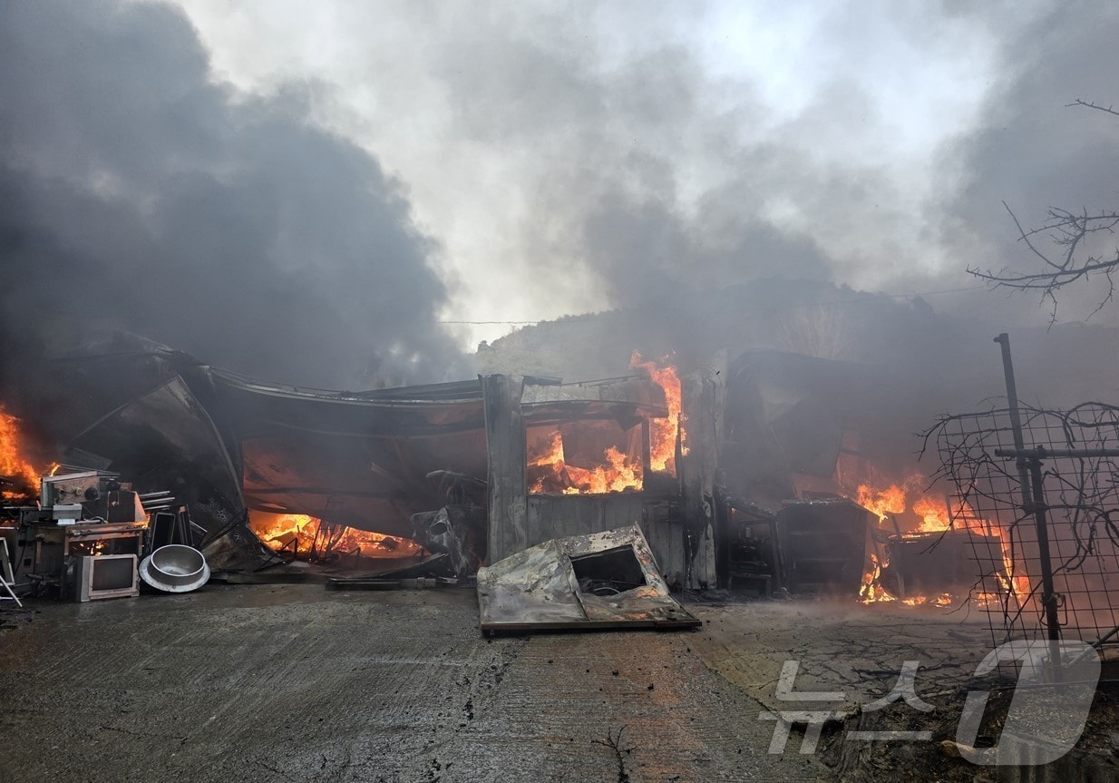 15일 오후 4시 1분쯤 경북 고령 덕곡면의 한 가구공장에서 원인을 알 수 없는 불이 나 소방 당국이 불길을 잡고 있다. (경북소방본부 제공. 재판매 및 DB 금지) 2026.2.15 ⓒ 뉴스1 남승렬 기자