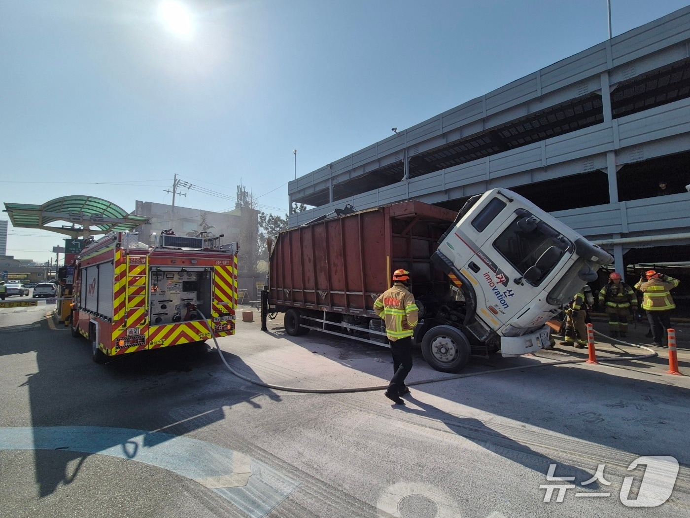 15일 울산 남구 농수산물시장 주차타워 인근에 주차된 5톤 트럭에서 불이 났다.(울산소방본부 제공. 재판매 및 DB금지)/뉴스1