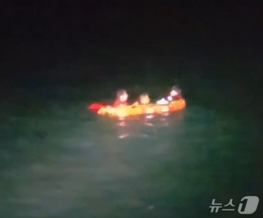 태안해경이 만취 상태로 바다에 빠진 50대 남성을 구조 중인 모습. (태안해양경찰서 제공, 재판매 및 DB금지) / 뉴스1