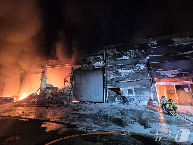 당진시 우강면 농기계 판매점에서 발생한 화재.(당진소방서 제공. 재판매 및 DB금지).