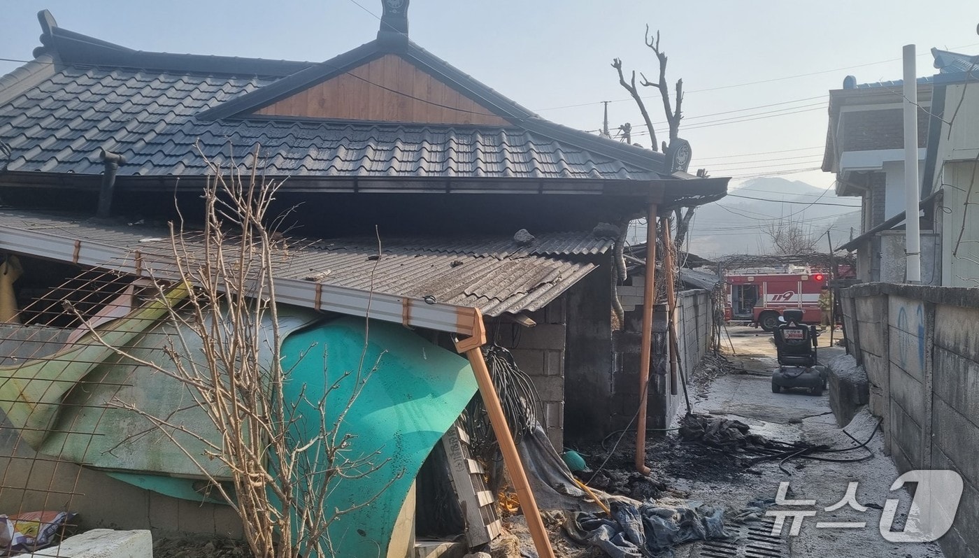 15일 오후 2시 10분쯤 경북 안동시 임동면 단독주택 보일러실에서 불이나 소방 당국이 진화하고 있다.(경북소방본부 제공. 재판매 및 DB 금지)2026.2.16/뉴스1