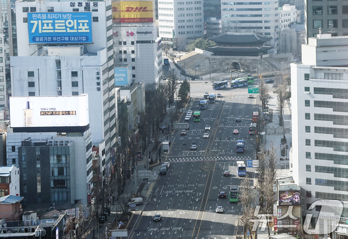 설 연휴 셋째 날인 16일 오전 서울 중구 숭례문 인근이 한산한 모습을 보이고 있다. 2026.2.16 ⓒ 뉴스1 김민지 기자
