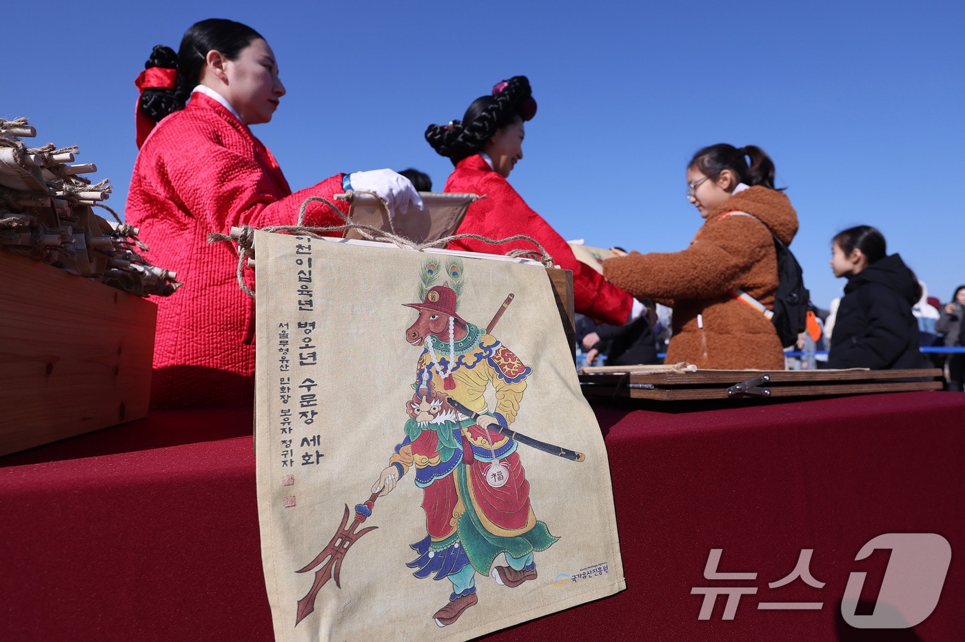 설연휴 첫 날인 16일 서울 경복궁 흥례문 광장에서 한 해 행운이 깃들기를 바라며 그림을 나누는 '2026년 병오년 설맞이 세화 나눔' 행사가 진행되고 있다. ' 2026.2.16 ⓒ 뉴스1 박지혜 기자
