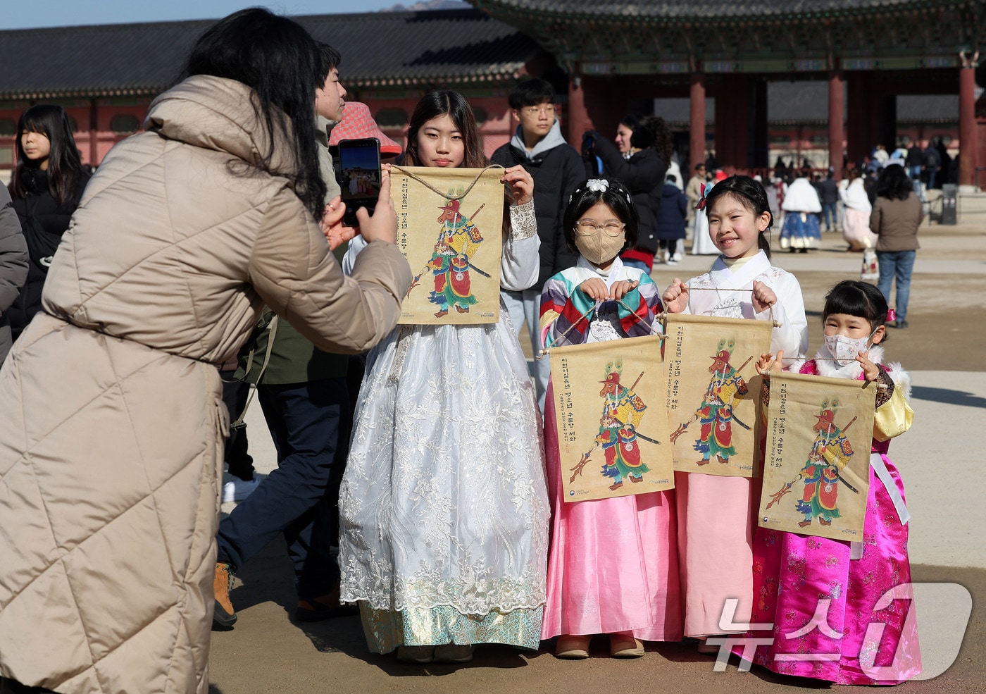 설 연휴 첫날인 16일 서울 경복궁 흥례문 광장에서 열린 ‘2026년 병오년 설맞이 세화 나눔’ 행사에서 한복 입은 어린이들이 세화를 받은 뒤 기념 촬영을 하고 있다. 2026.2.16 ⓒ 뉴스1 박지혜 기자