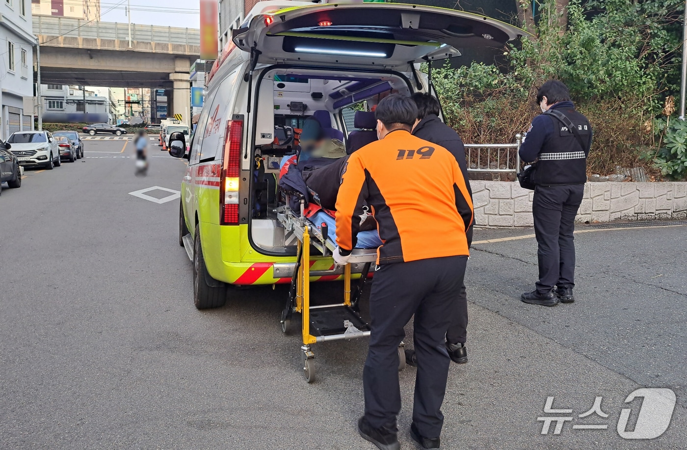 15일 오후 4시 48분쯤 부산 부산진구 범천동의 한 길에서 뇌졸증 증상을 보이던 80대를 이송하고 있다.(부산진경찰서 제공. 재판매 및 DB금지)