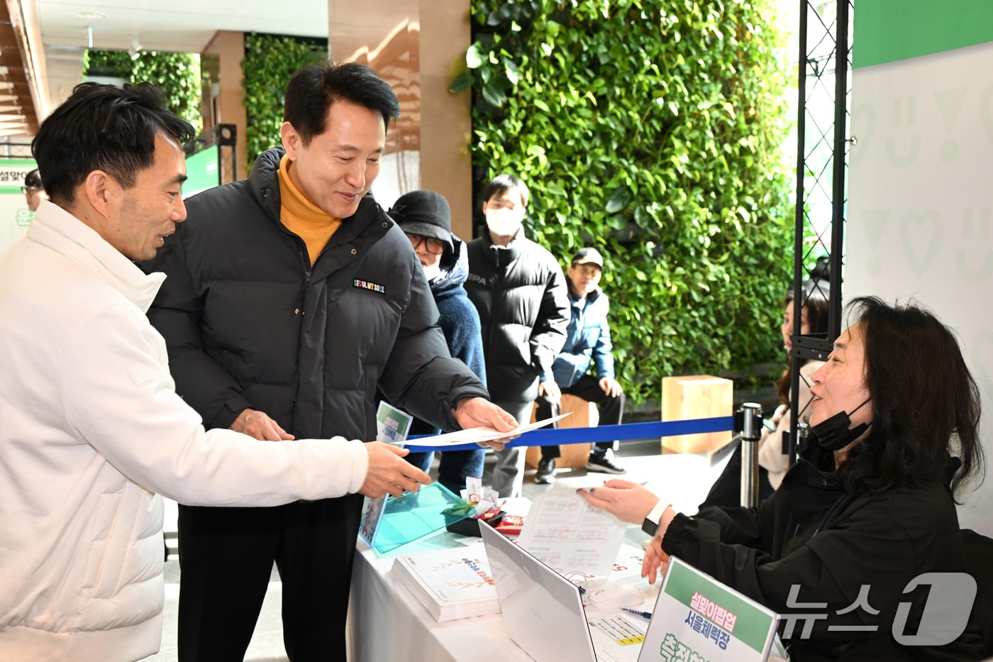 오세훈 서울시장이 16일 서울시청 1층 로비에서 열리고 있는 '설맞이 서울체력장 팝업'에서 체력인증서를 살펴보고 있다.(서울시 제공)