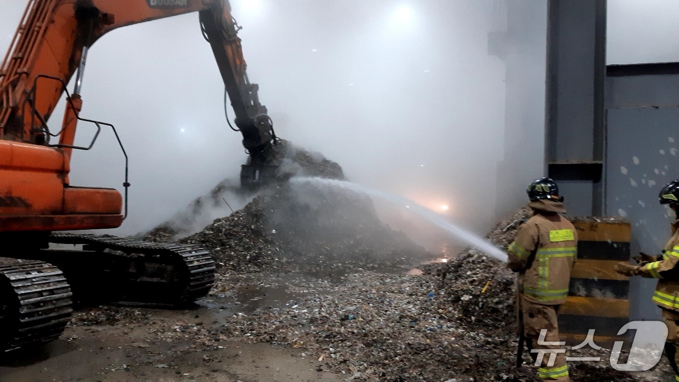 17일 오전 4시47분쯤 경북 영천시 도남동에 있는 한 자원순환시설에서 불이 나 소방 당국이 장비를 투입해 3시간여 만에 진화했다. (경북소방본부 제공. 재판매 및 DB금지)