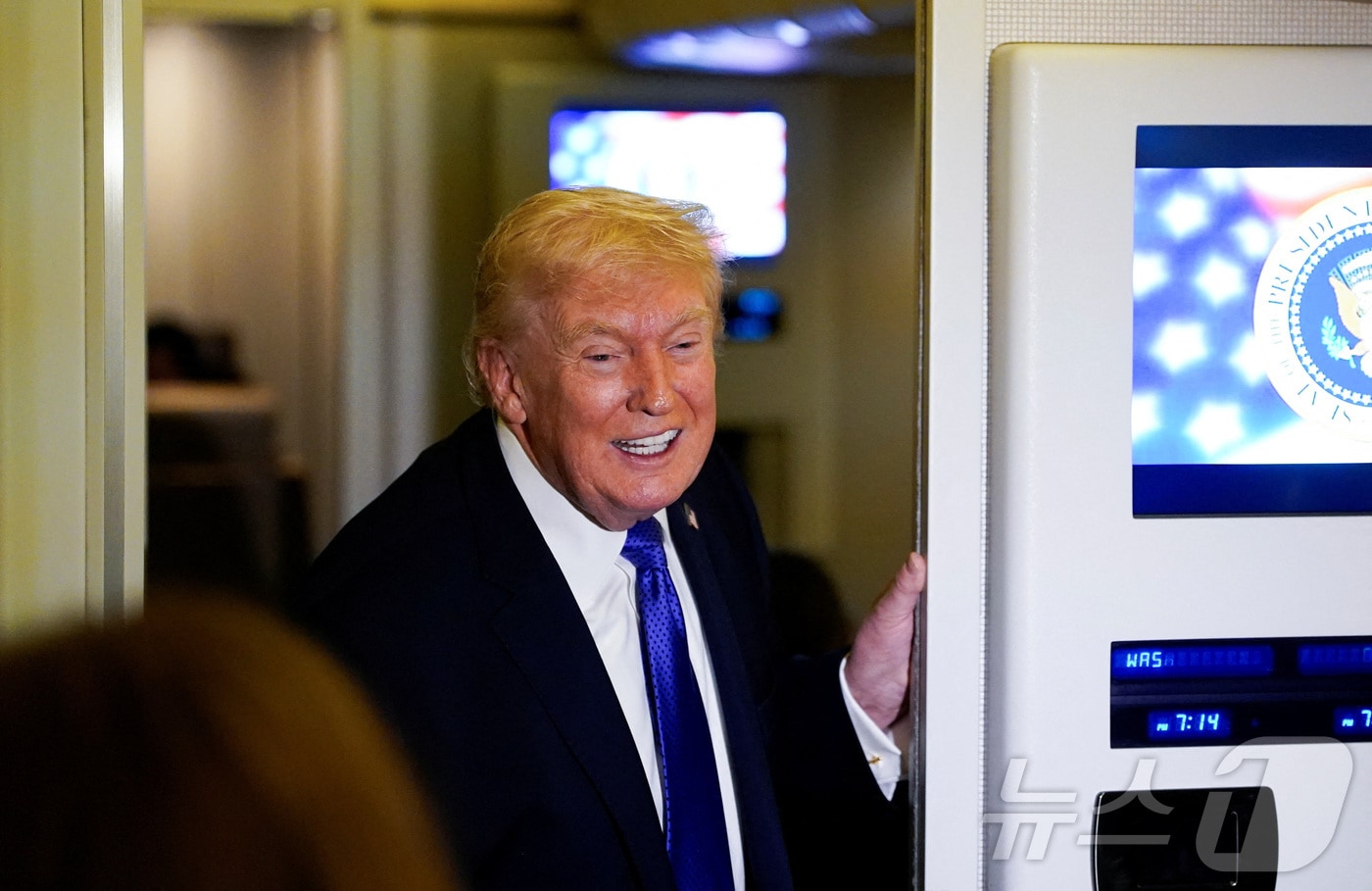 16일(현지시간) 도널드 트럼프 미국 대통령이 플로리다주에서 워싱턴DC로 향하는 대통령 전용기 '에어포스원'에서 취재진 질문에 답하고 있다. 2026.02.16 ⓒ 로이터=뉴스1