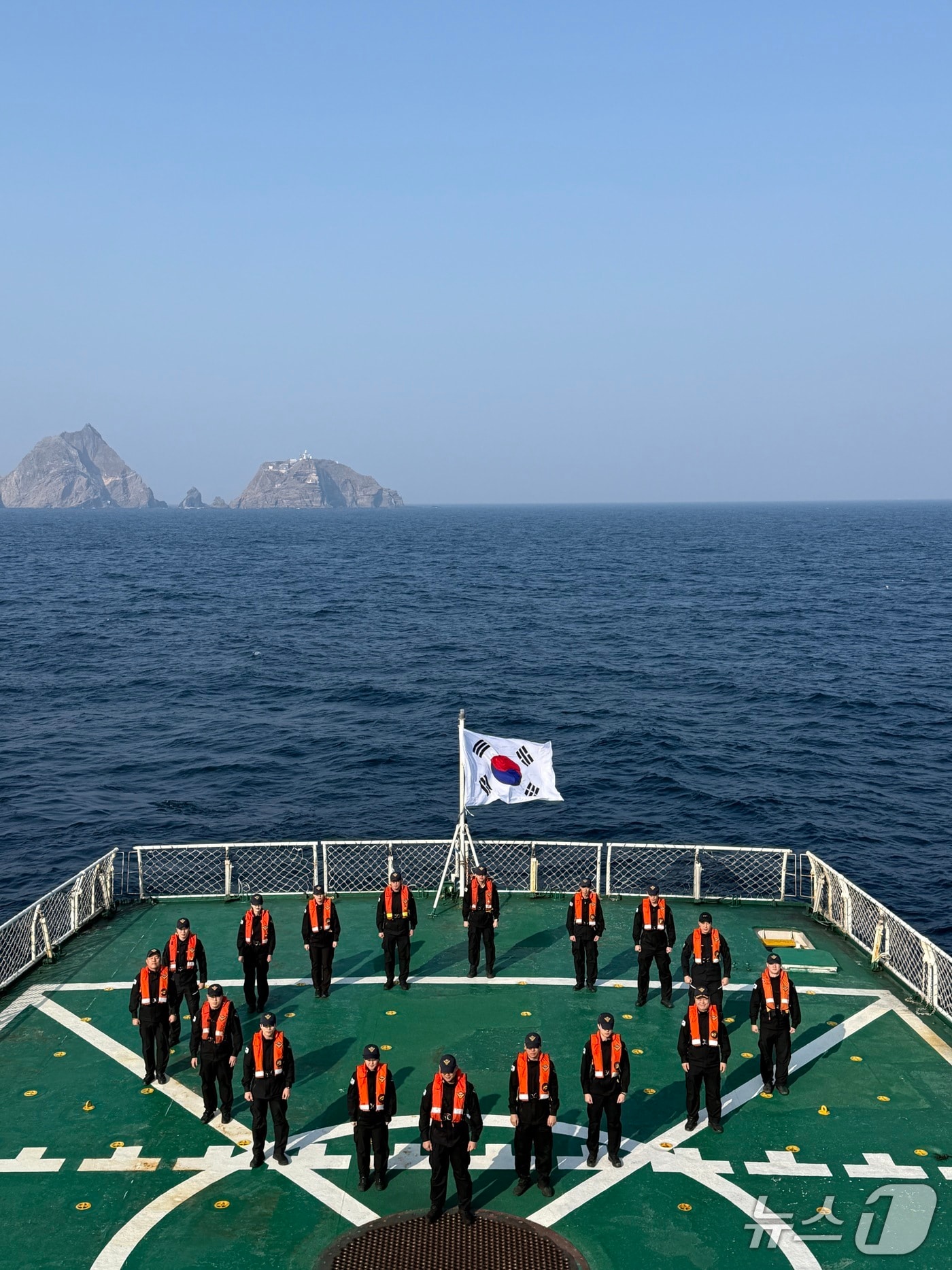 동해해경 5001함 직원들이 설 명절 연휴 독도 인근 해상에서 경비임무를 수행 중 함상에서 새해 결의를 다지고 있다.(동해해경 제공, 재판매 및 DB 금지) 2026.2.17/뉴스1