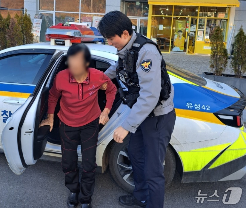거동이 불편한 노인을 구호하는 경찰(대전경찰청 제공) /뉴스1