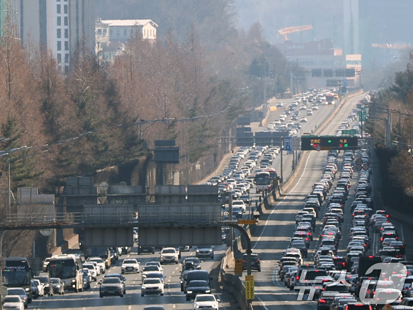 설날 당일인 17일 오후 서울 서초구 잠원IC 인근 경부고속도로 상행선(왼쪽)·하행선 방향 차량들이 서행하고 있다. 한국도로공사에 따르면 이날 전국에서 자동차 615만대가 고속도로를 이용할 것으로 보고 있다. 수도권에서 지방으로 향하는 차량은 44만대, 지방에서 수도권으로 향하는 차량은 47만대로 예상했다. 2026.2.17 ⓒ 뉴스1 황기선 기자