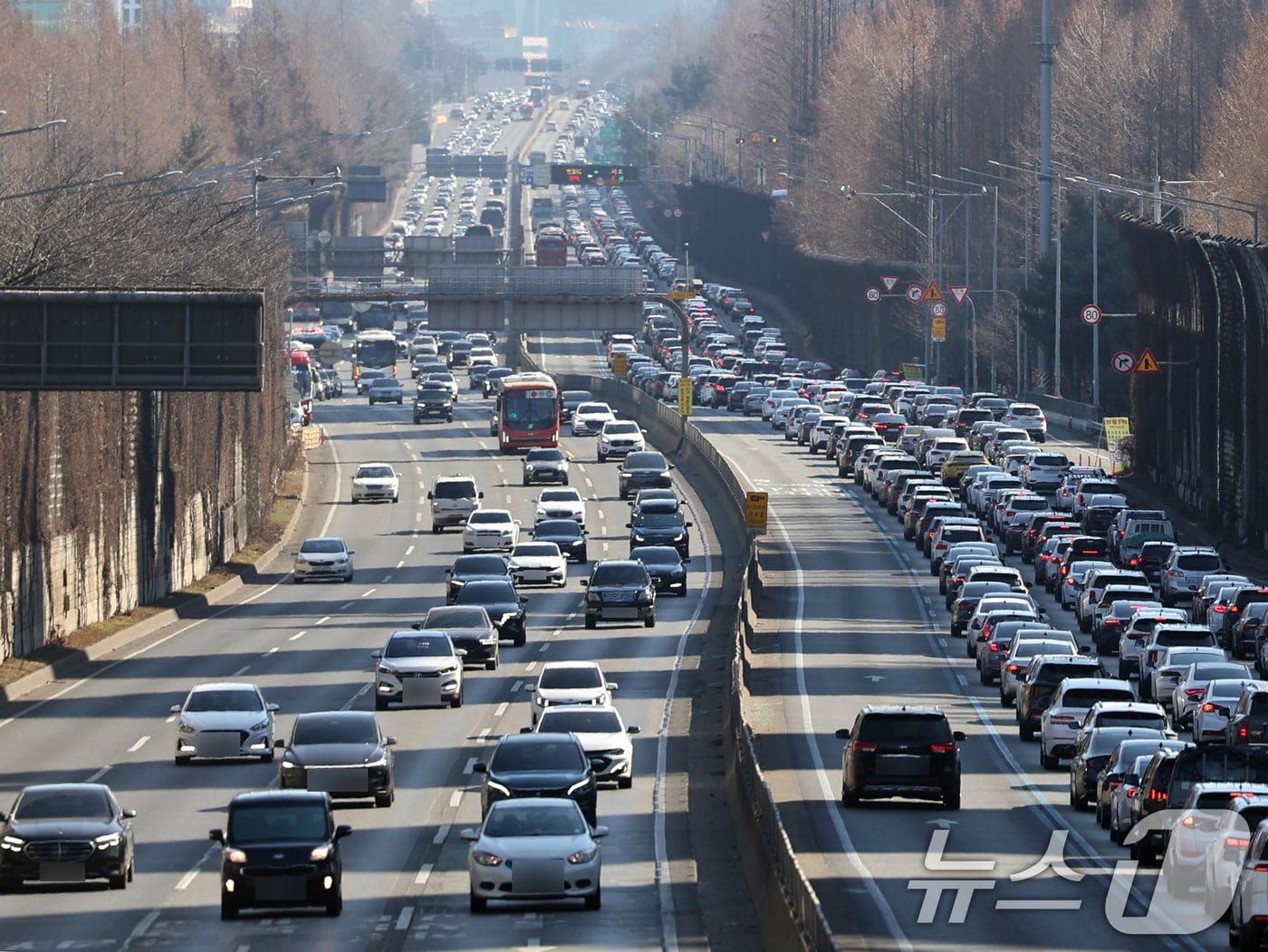 지난 17일 오후 서울 서초구 잠원IC 인근 경부고속도로 상행선(왼쪽)·하행선 방향 차량들이 서행하고 있다.2026.2.17 ⓒ 뉴스1 황기선 기자