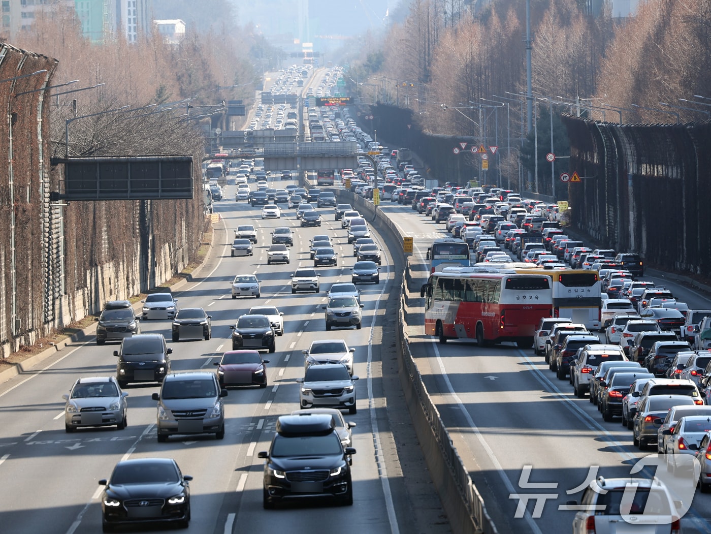 설날 당일인 17일 오후 서울 서초구 잠원IC 인근 경부고속도로 상행선(왼쪽)·하행선 방향 차량들이 서행하고 있다.  2026.2.17 ⓒ 뉴스1 황기선 기자