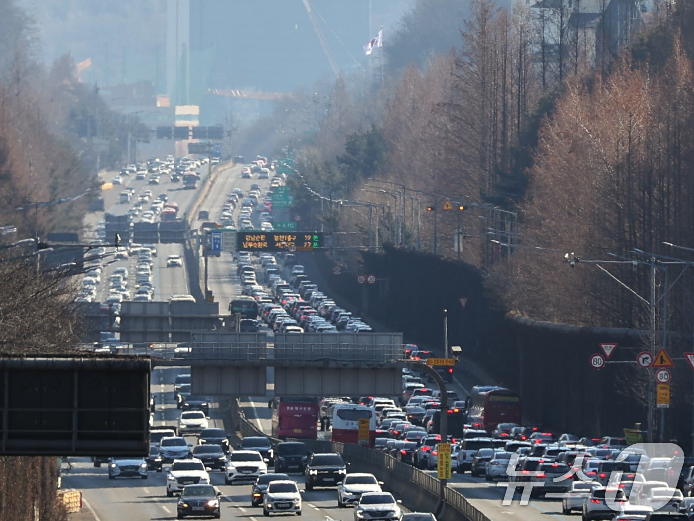설날 당일인 17일 오후 서울 서초구 잠원IC 인근 경부고속도로 상행선(왼쪽)·하행선 방향 차량들이 서행하고 있다. 한국도로공사에 따르면 이날 전국에서 자동차 615만대가 고속도로를 이용할 것으로 보고 있다. 수도권에서 지방으로 향하는 차량은 44만대, 지방에서 수도권으로 향하는 차량은 47만대로 예상했다. 2026.2.17 ⓒ 뉴스1 황기선 기자