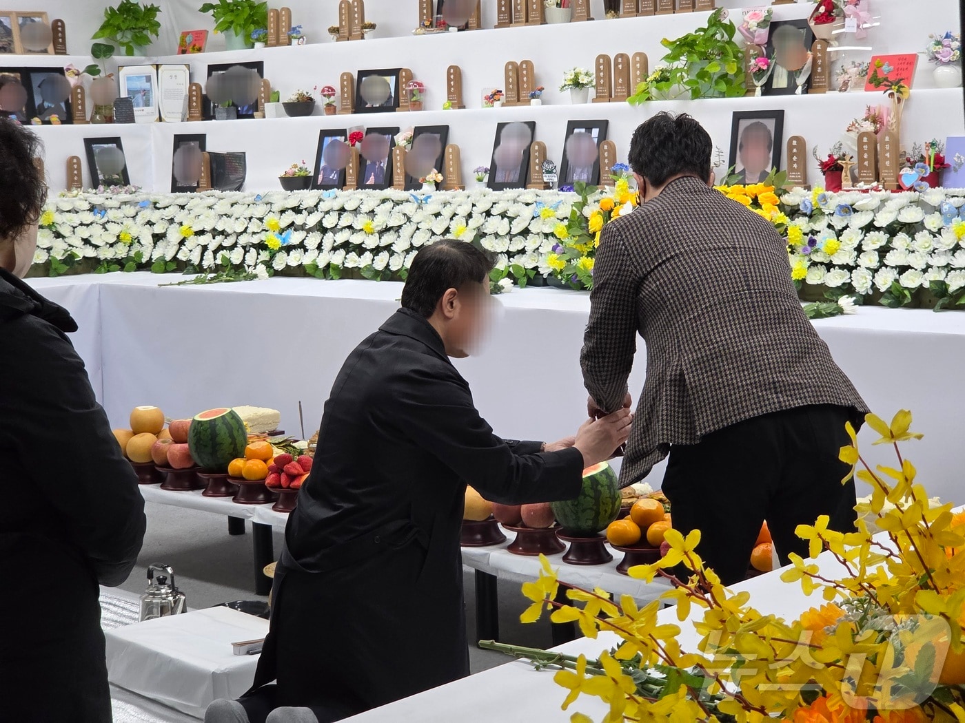 17일 오전 전남 무안국제공항에서 12.29 제주항공 여객기 참사 희생자들을 기리는 합동 차례가 진행되고 있다. (유가족 협의회 제공. 재판매 및 DB금지) 2026.2.17 ⓒ 뉴스1 전원 기자