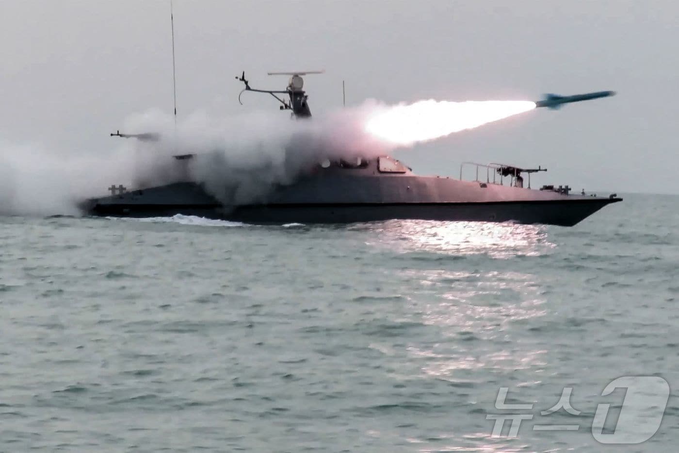 이란 이슬람혁명수비대(IRGC)의 호르무즈 해협 군사훈련. 2026.02.16 ⓒ AFP=뉴스1
