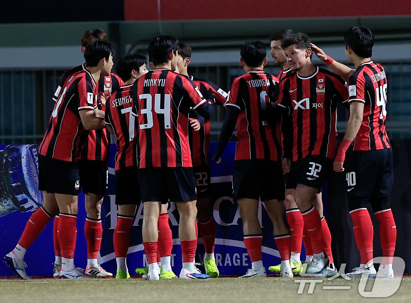 17일 오후 서울시 양천구 목동종합운동장에서 열린 AFC 챔피언스리그 엘리트(ACLE) 2025/26 리그 스테이지 8차전 FC서울과 산프레체 히로시마의 경기에서 전반 서울 파트리크 클리말라가 PK를 성공한 뒤 동료들과 기쁨을 나누고 있다. 2026.2.17 ⓒ 뉴스1 박정호 기자