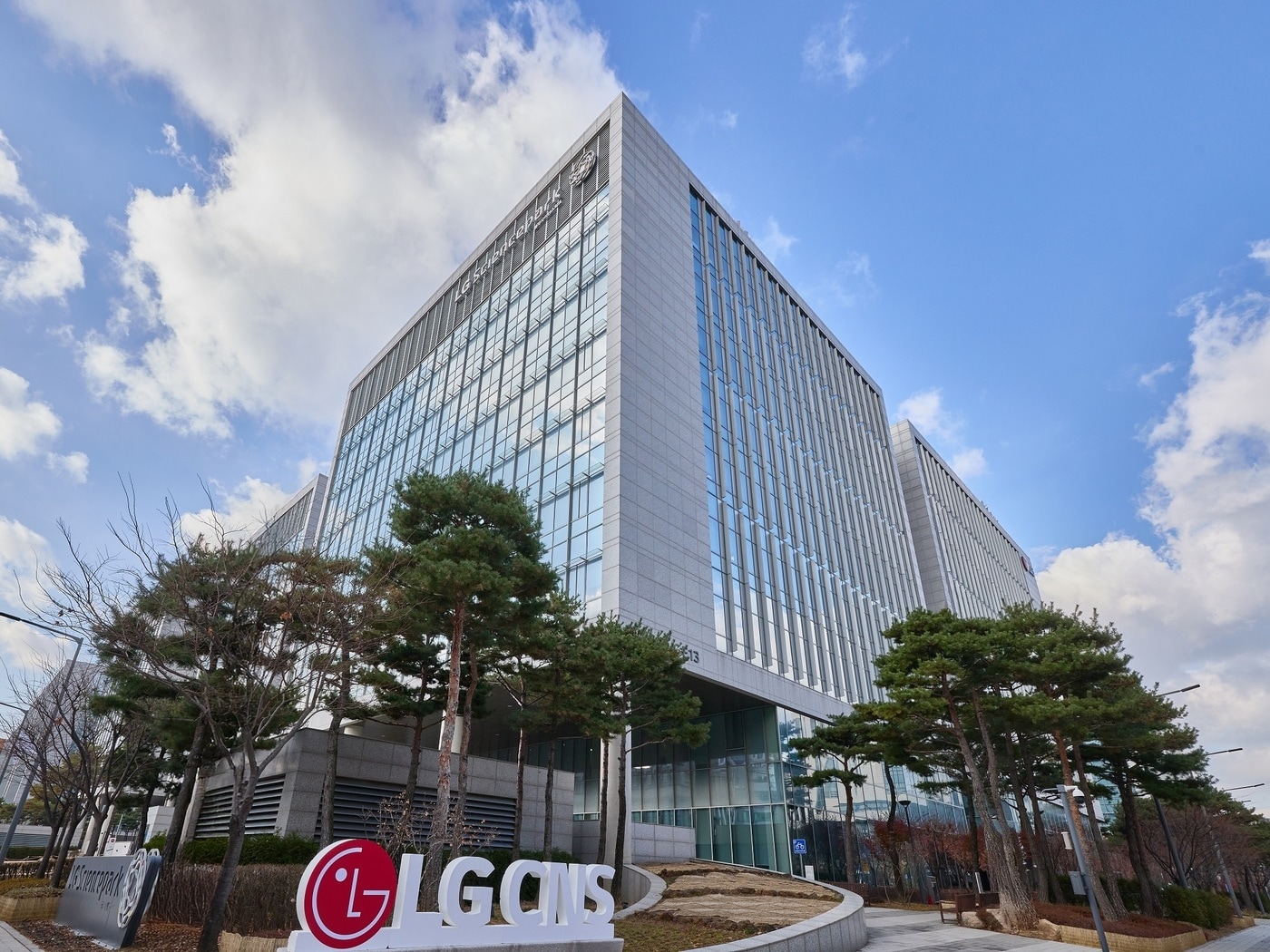 LG CNS, 오픈AI와 맞손..."기업용 챗GPT 도입부터 운영까지 총괄" - 뉴스 썸네일 이미지