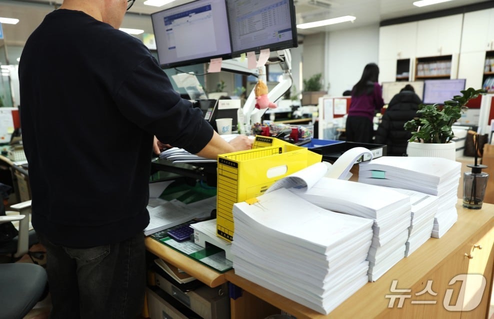 종이 서류를 처리하는 단양군청 공무원. (단양군 제공. 재판매 및 DB금지) /뉴스1 