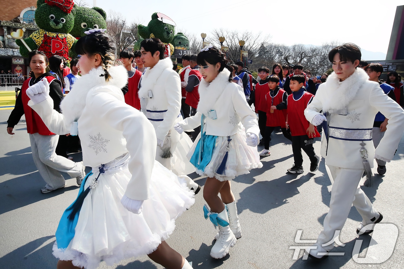 설 연휴 마지막 날인 지난 18일 오후 대구 달서구 테마파크 이월드를 찾은 시민들이 경찰과 도둑으로 팀을 나눠 쫓고 쫓기는 추격전을 펼치는 '경도 게임'을 즐기고 있다. 이날 게임은 회차별 선착순 60명을 대상으로 참가자 모두 안전을 고려해 경보로 추격전에 참여했다. 2026.2.18 ⓒ 뉴스1 공정식 기자