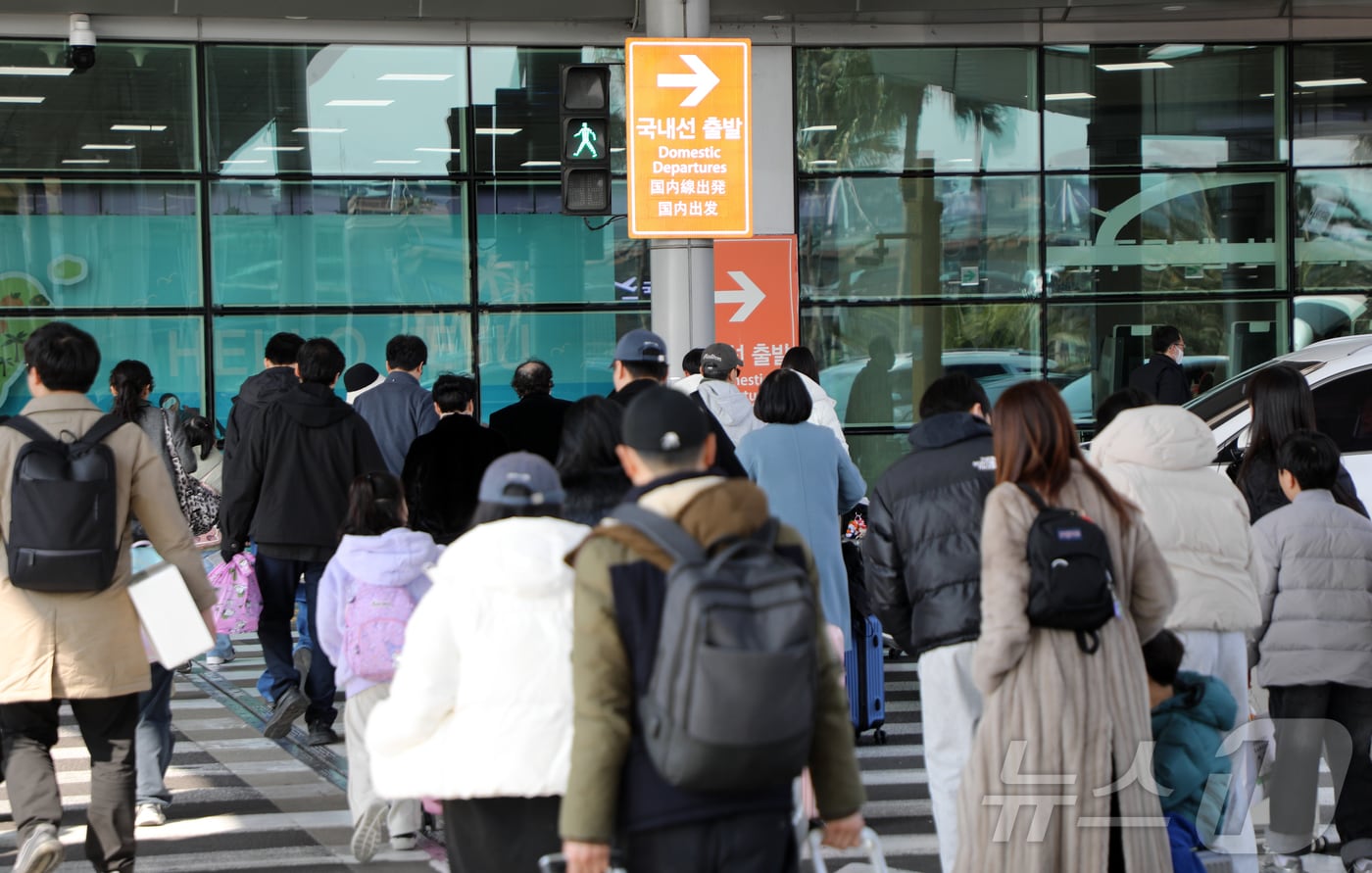 설 연휴 마지막 날인 18일 오후 제주국제공항이 이용객들로 북적이고 있다. 2026.2.18 ⓒ 뉴스1 오미란 기자