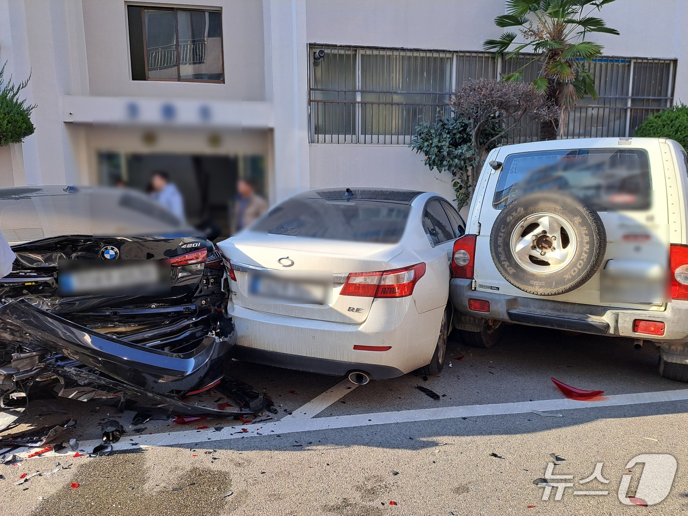 18일 오전 9시쯤 부산시 영도구 한 아파트 주차장에서 70대 A 씨가 주차하던 중 다른 차 7대를 잇달아 들이받는 사고를 냈다. 사진은 사고 현장 모습(부산 영도경찰서 제공. 재판매 및 DB금지)