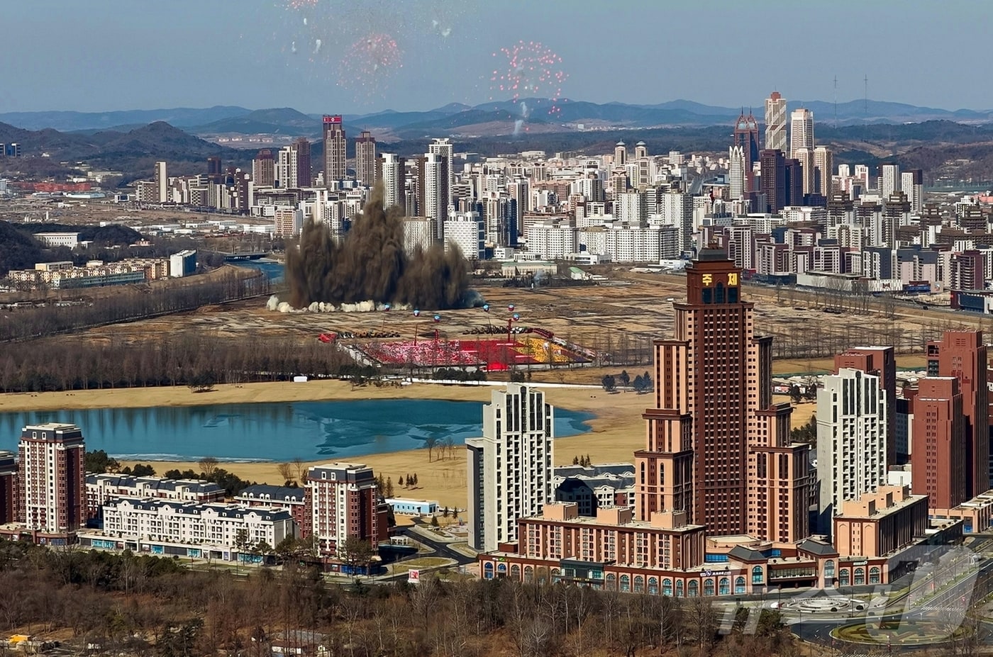 (평양 노동신문=뉴스1) = 북한 노동당 기관지 노동신문은 김정은 당 총비서 참석 하에 지난 18일 '화성지구 5단계' 건설 착공식이 진행됐다고 19일 보도했다. [국내에서만 사용가능. 재배포 금지. DB 금지. For Use Only in the Republic of Korea. Redistribution Prohibited] rodongphoto@news1.kr