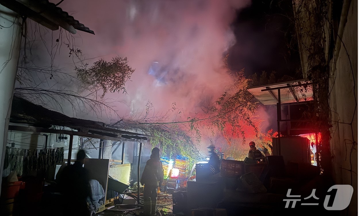 18일 오후 8시 42분쯤 경북 영덕군 강구면 수산 창고에서 불이나 진화 대원들이 불을 끄고 있다.(경북소방본부 제공. 재판매 및 DB 금지)2026.2.19/뉴스1