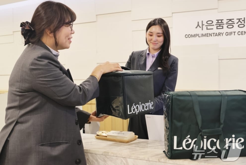 롯데백화점 대구점 10층 사은행사장에 직원이 보랭가방 반납 방법을 안내하고 있다.(롯데백화점 대구점 제공, 재판매 및 DB 금지)