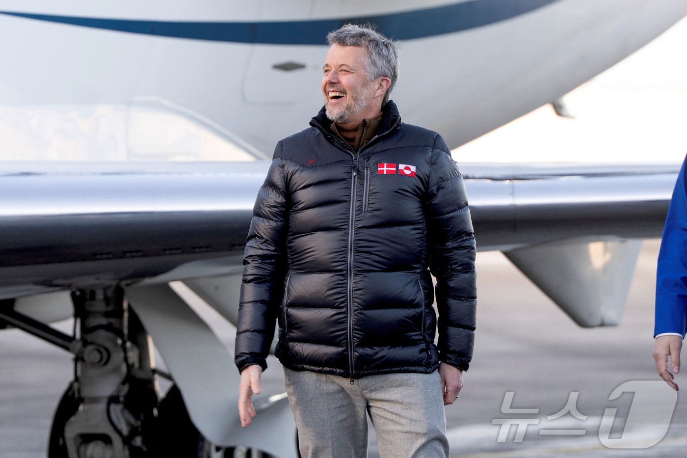 프레데릭 10세 덴마크 국왕이 18일(현지시간) 그린란드 누크 공항에 도착하고 있다. 2026.2.18 ⓒ 로이터=뉴스1