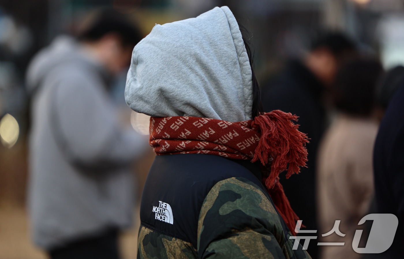 두터운 옷을 시민들이 길을 지나고 있다. 2026.2.19 ⓒ 뉴스1 김도우 기자