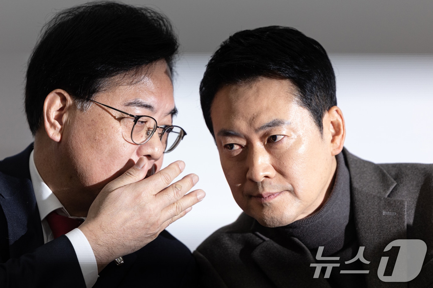 장동혁 국민의힘 대표가 19일 서울 여의도 국회에서 열린 최고위원회의에서 송언석 원내대표와 대화하고 있다. 2026.2.19 ⓒ 뉴스1 이승배 기자