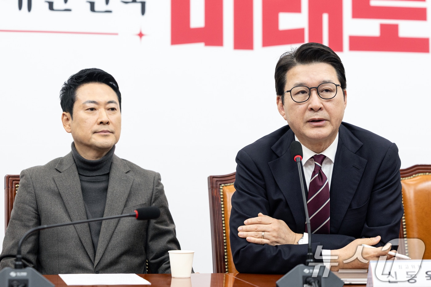 장동혁 국민의힘 대표가 지난 19일 서울 여의도 국회에서 열린 최고위원회의에서 신동욱 최고위원 발언을 경청하고 있다. 2026.2.19 ⓒ 뉴스1 이승배 기자