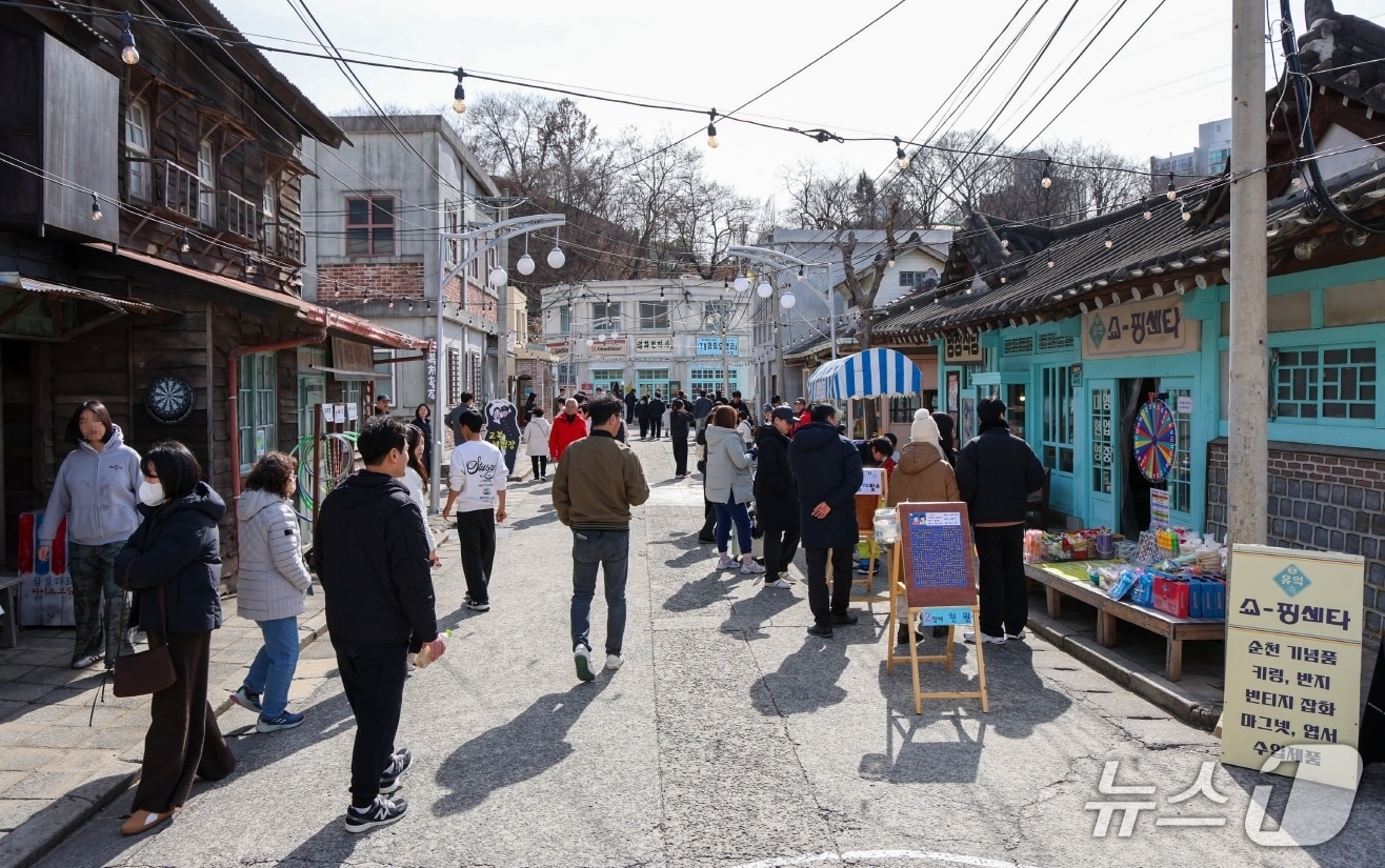 설 연휴 순천시를 방문한 관광객들이 드라마촬영장을 찾아 둘러보고 있다. (순천시 제공. 재판매 및 DB금지)